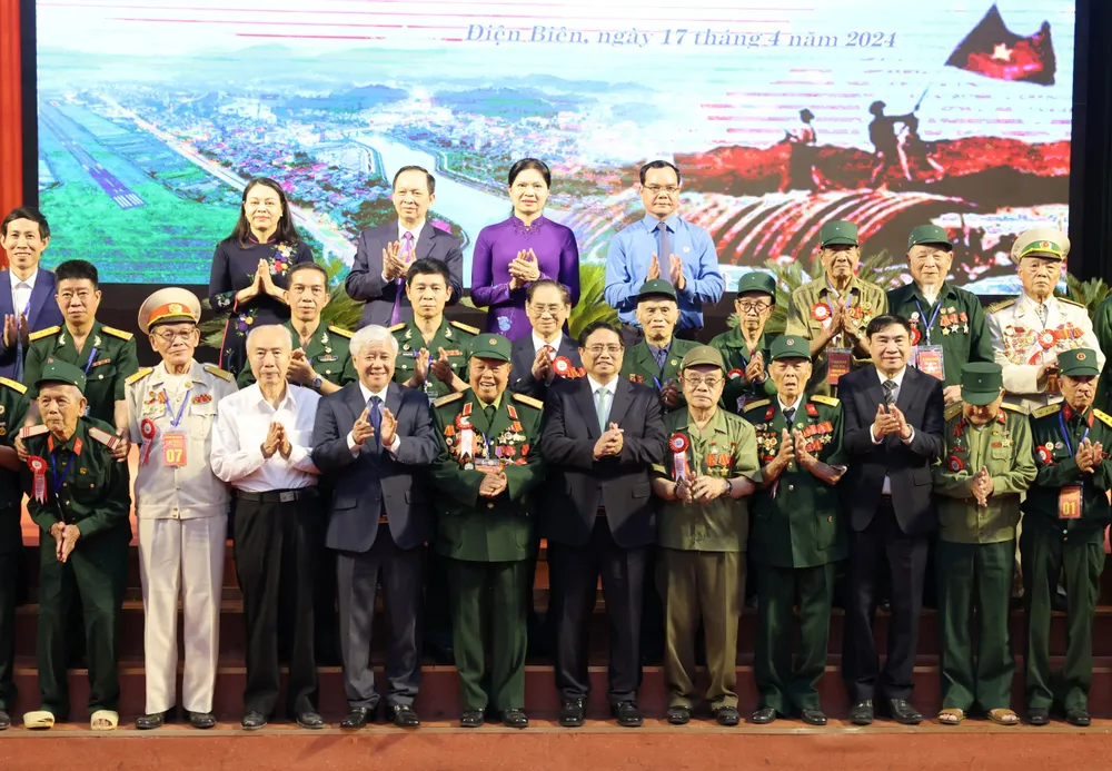 Thủ tướng Phạm Minh Chính và các chiến sĩ Điện Biên Phủ. Ảnh: QUANG PHÚC 1.jpg