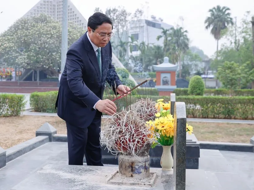 Thủ tướng Phạm Minh Chính viếng các anh hùng, liệt sĩ tại Nghĩa trang Liệt sĩ quốc gia A1 1.jpg