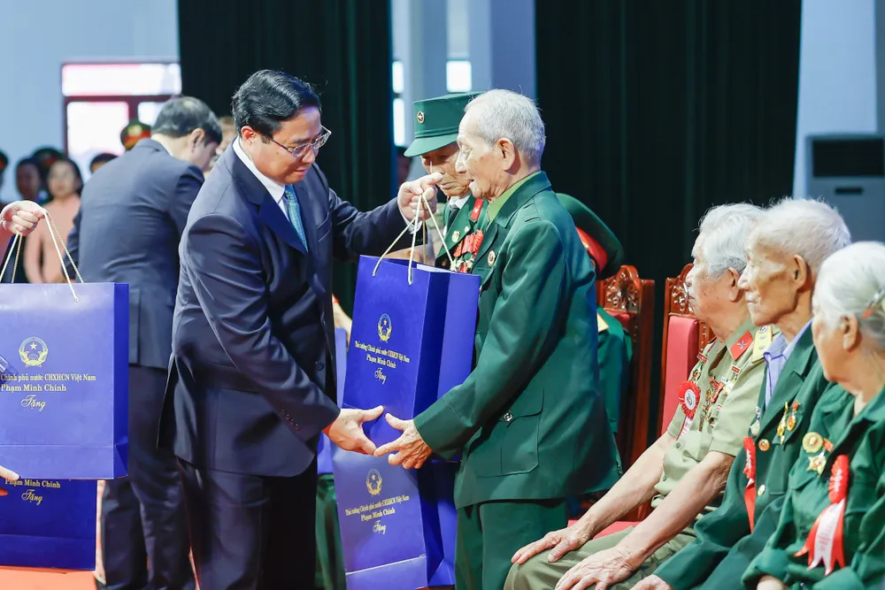 Thủ tướng Phạm Minh Chính tặng quà các chiến sĩ Điện Biên. Ảnh: QUANG PHÚC 1.jpg