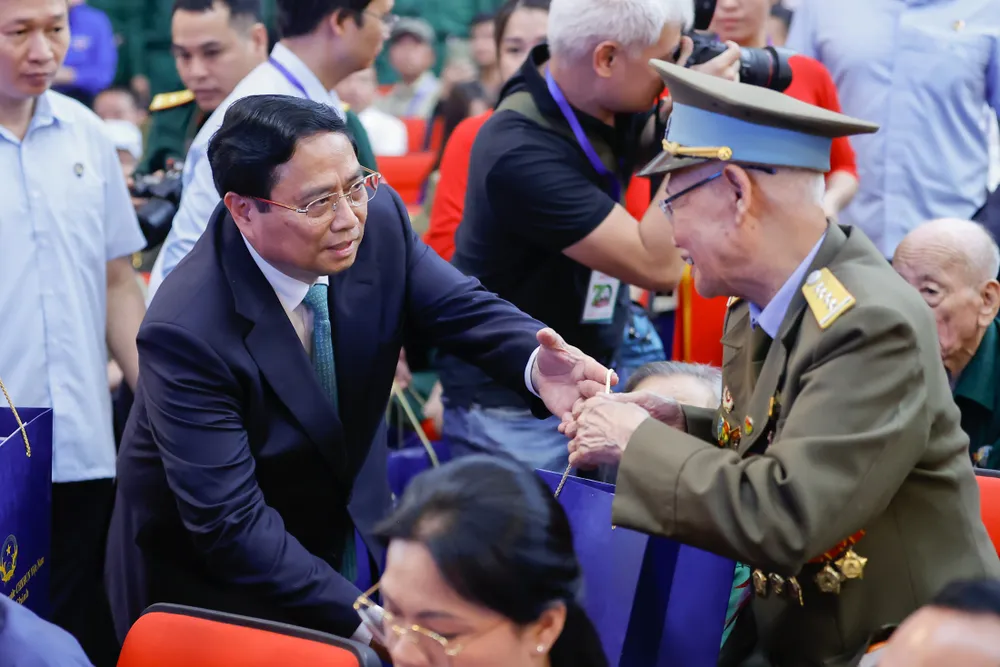 Thủ tướng Phạm Minh Chính tặng quà các chiến sĩ Điện Biên. Ảnh: QUANG PHÚC 2.jpg