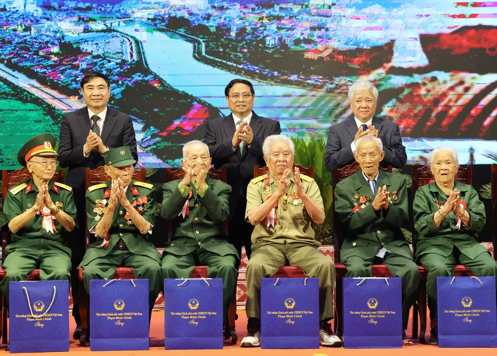 Thủ tướng Phạm Minh Chính tặng quà các chiến sĩ Điện Biên. Ảnh: QUANG PHÚC 2.jpg