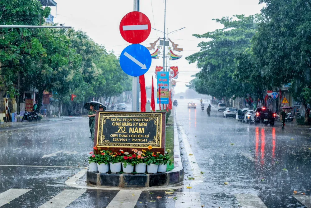 Con đường được mang tên cố Thủ tướng Phạm Văn Đồng là tuyến giao thông huyết mạch nối 2 phường Mường Thanh - Thanh Trường của thành phố Điện Biên Phủ qua con sông Nậm Rốm lịch sử. Ảnh: VIẾT CHUNG Con đường được mang tên cố Thủ tướng Phạm Văn Đồng là tuyến giao thông huyết mạch nối 2 phường Mường Thanh - Thanh Trường của thành phố Điện Biên Phủ qua con sông Nậm Rốm lịch sử.jpg