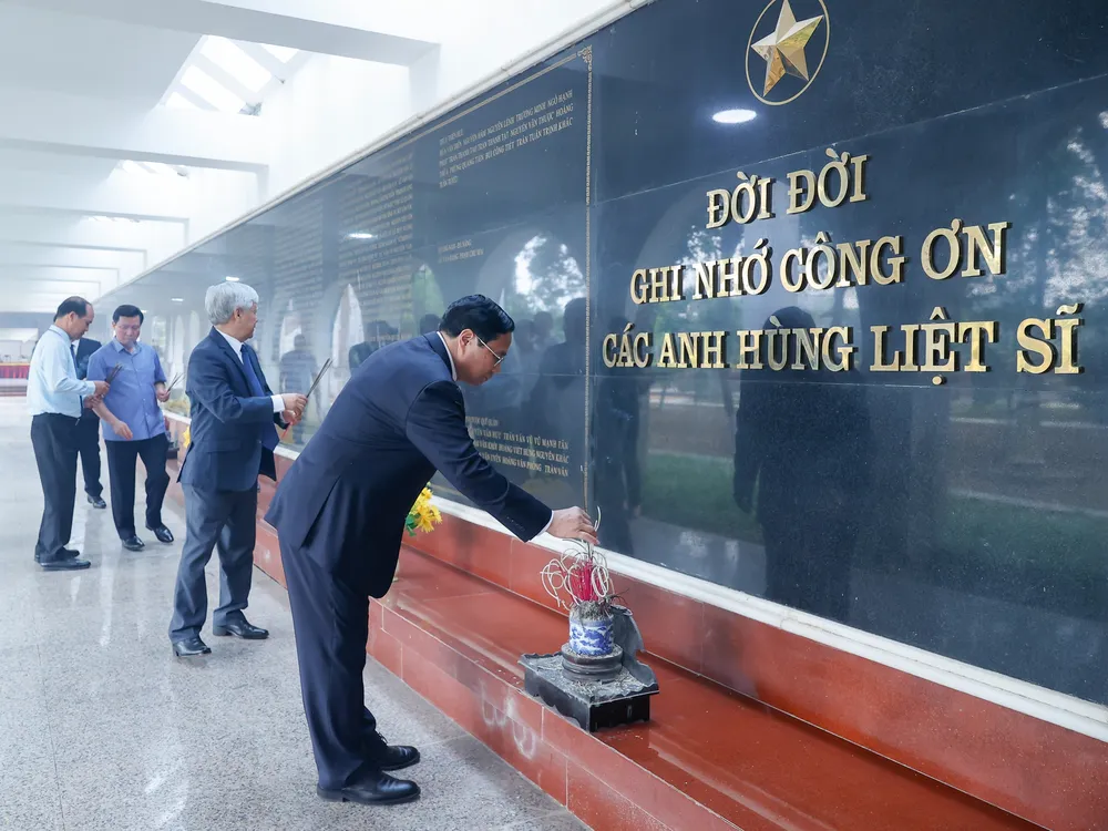 Thủ tướng Phạm Minh Chính và đoàn công tác dâng hương tưởng nhớ các anh hùng, liệt sĩ tại Nghĩa trang Liệt sĩ quốc gia A1 Thủ tướng Phạm Minh Chính và đoàn công tác dâng hương tưởng nhớ các Anh hùng, liệt sĩ tại Nghĩa trang liệt sĩ quốc gia A1.jpg