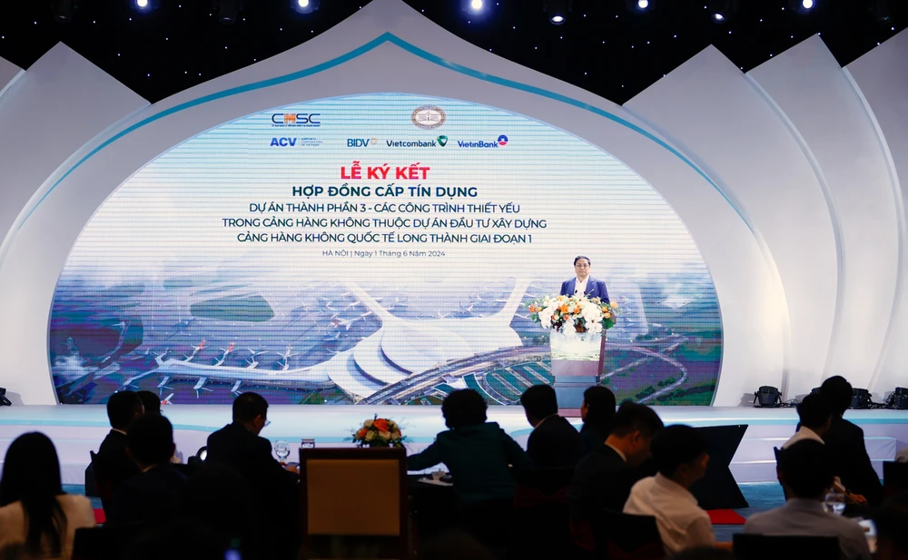 Thủ tướng đánh giá, việc cung cấp khoản tín dụng 1,8 tỷ USD thể hiện bước phát triển bứt phá của các ngân hàng thương mại trong nước về thu xếp vốn ngoại tệ cho khách hàng 2.jpg