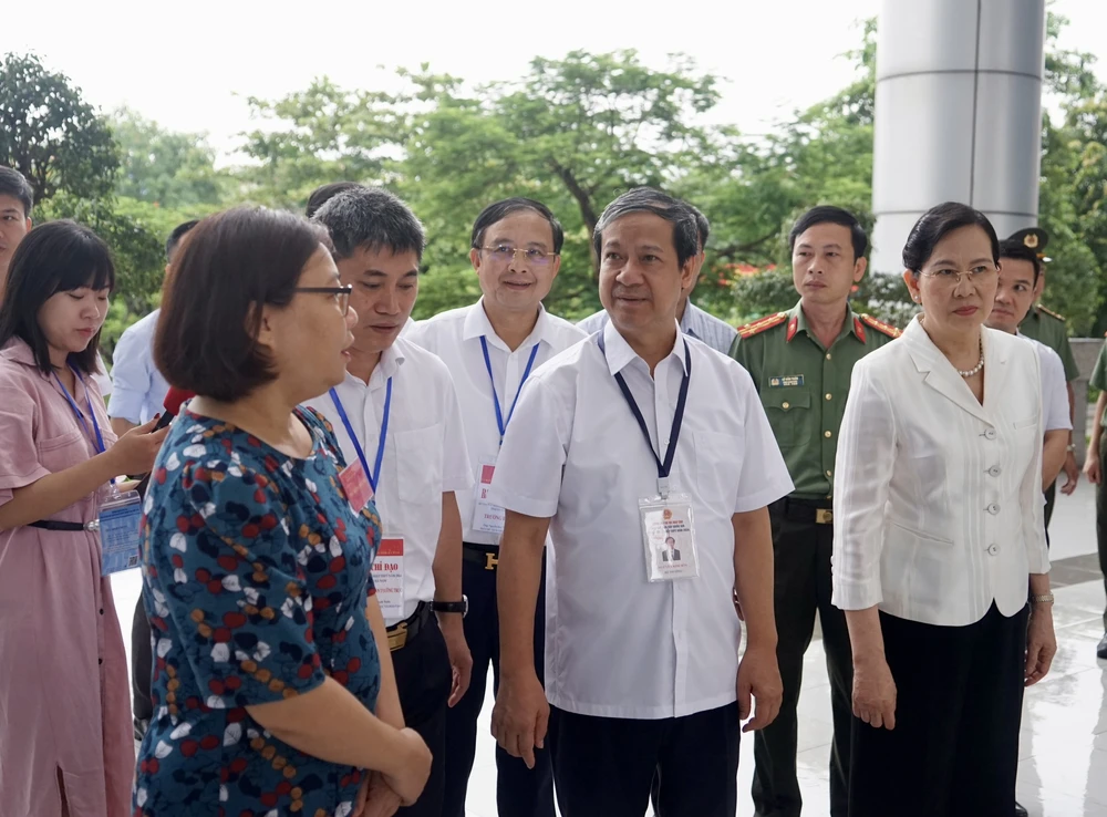 Bộ trưởng Bộ GD-ĐT Nguyễn Kim Sơn; Bí thư Tỉnh ủy Hà Nam Lê Thị Thủy đến động viên thí sinh, cán bộ làm thi tốt nghiệp THPT 2024 tại Hà Nam