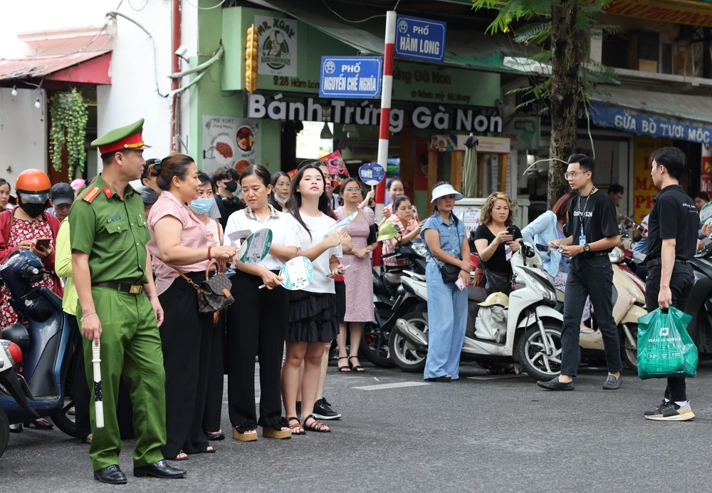 Nhiều phụ huynh ngóng con đi thi. Ảnh: QUANG PHÚC