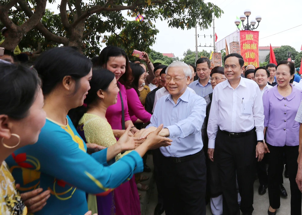 Tổng Bí thư Nguyễn Phú Trọng và nhân dân dự Ngày hội đại đoàn kết toàn dân tộc tại Làng văn hóa Thượng Điện, xã Vinh Quang, huyện Vĩnh Bảo, TP Hải Phòng, chiều 15-11-2017. Ảnh: VIẾT CHUNG