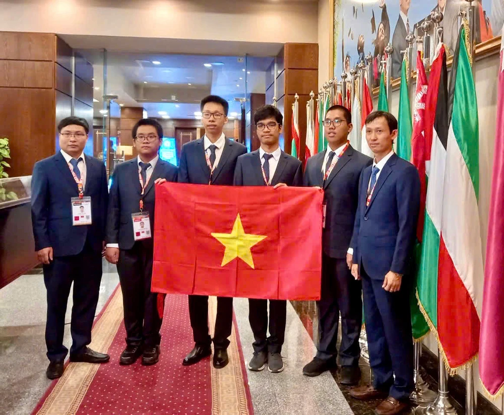 Từ phải sang trái: PGS-TS Đỗ Phan Thuận - Trưởng Đoàn; các em: Hoàng Xuân Bách, Phạm Công Minh, Phạm Ngọc Trung, Nguyễn Hữu Tuấn, và TS Đỗ Đức Đông - Phó Trưởng Đoàn Ảnh 1.jpg