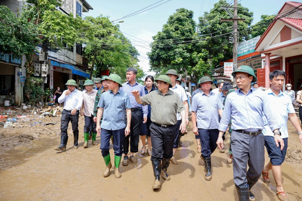 Thủ tướng kiểm tra thực tế và chỉ đạo công tác khắc phục hậu quả bão lũ ở Yên Bái