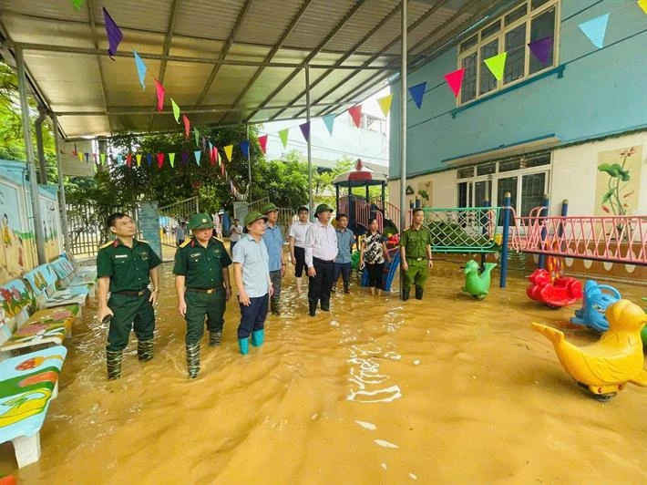 Lãnh đạo Sở GD-ĐT Cao Bằng đến thăm hỏi và chỉ đạo công tác khắc phục hậu quả bão lũ tại trường học