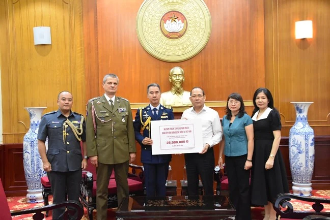 Lãnh đạo Ủy ban Trung ương MTTQ Việt Nam tiếp nhận ủng hộ từ Đoàn Tùy viên quân sự các nước tại Việt Nam 