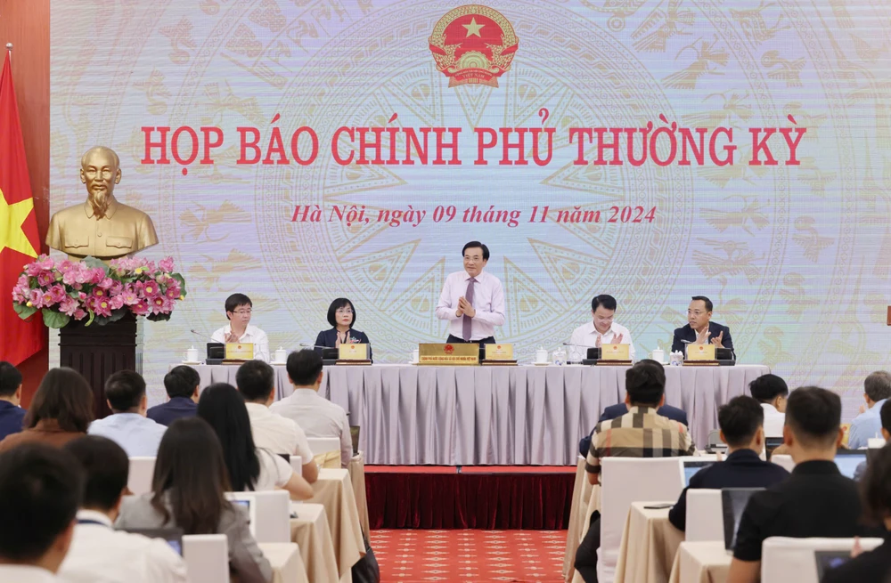 Họp báo Chính phủ thường kỳ tháng 10. Ảnh: QUANG PHÚC