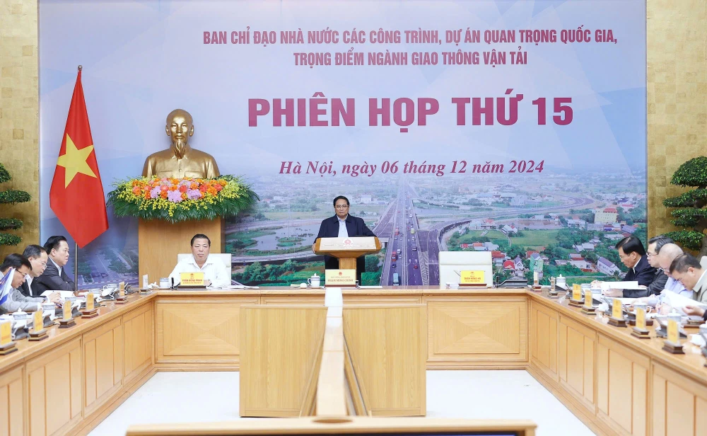 Thủ tướng Phạm Minh Chính chủ trì và phát biểu tại phiên họp thứ 15 Ban chỉ đạo Nhà nước các công trình, dự án quan trọng quốc gia, trọng điểm ngành GTVT chiều 6-12. Ảnh: VIẾT CHUNG