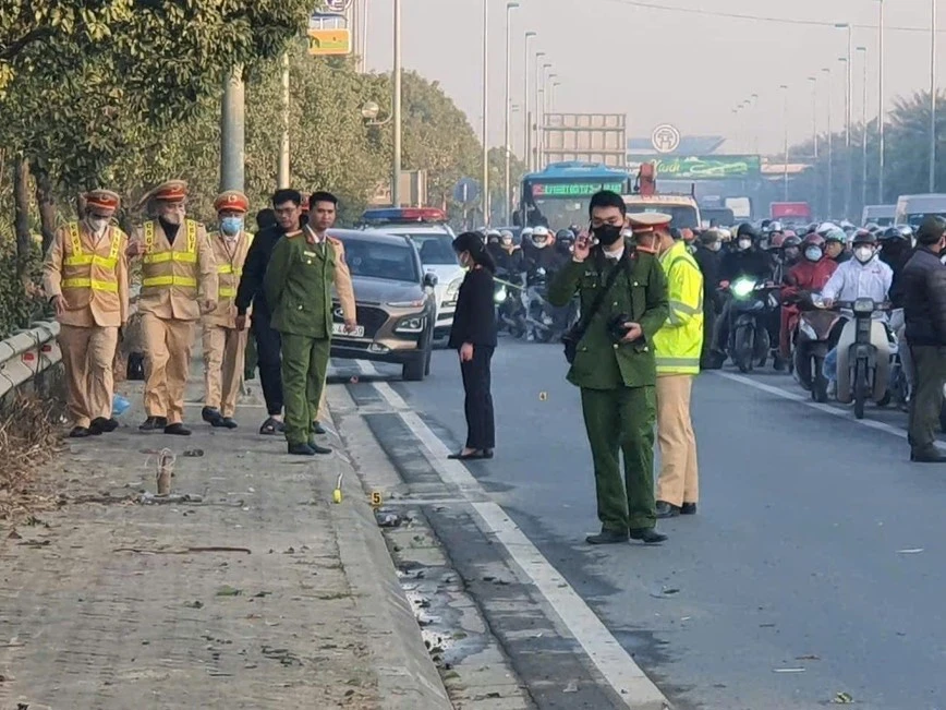 Lực lượng chức năng có mặt ở hiện trường vụ tai nạn giao thông trên đường Võ Nguyên Giáp, Hà Nội