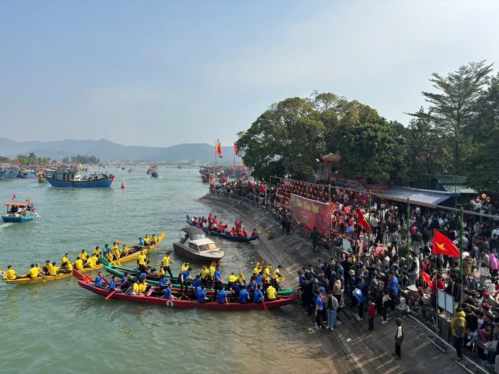 Lễ hội đua thuyền vào dịp Tết nguyên đán hàng năm ở Quỳnh Phương, Hoàng Mai, Nghệ An. Ảnh: HƯƠNG NGUYỄN