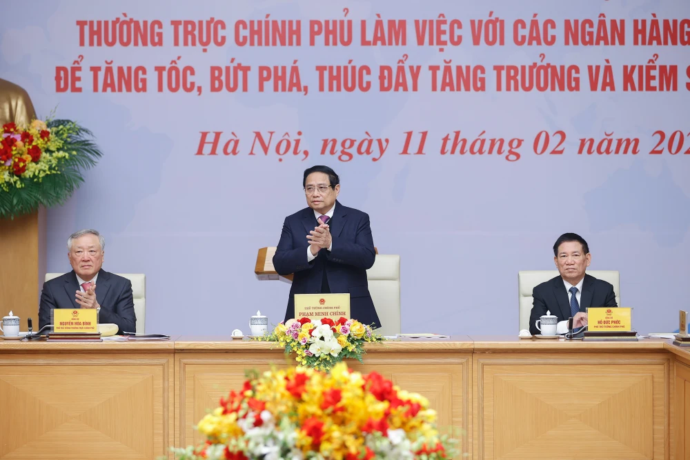 Thủ tướng Phạm Minh Chính chủ trì hội nghị Thường trực Chính phủ làm việc với các ngân hàng thương mại để tăng tốc, bứt phá, thúc đẩy tăng trưởng và kiểm soát lạm phát. Ảnh: VIẾT CHUNG