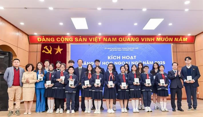 Thứ trưởng Bộ GD-ĐT tặng sách về nội dung tự học nhằm khuyến khích phong trào tự học cho các em học sinh