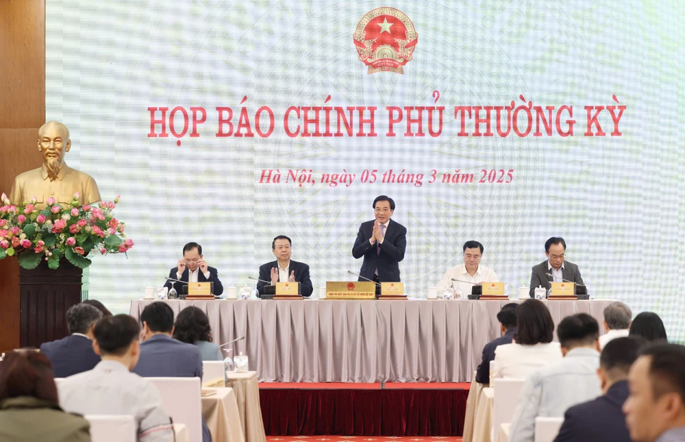 Bộ trưởng, Chủ nhiệm Văn phòng Chính phủ Trần Văn Sơn chủ trì và phát biểu tại Họp báo Chính phủ thường kỳ tháng 2-2025. Ảnh: QUANG PHÚC