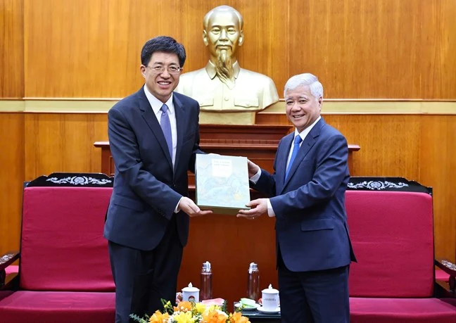 Đồng chí Đỗ Văn Chiến nhận quà lưu niệm từ đồng chí A Đông Ông Đỗ Văn Chiến, Ủy viên Bộ Chính trị, Bí thư Trung ương Đảng, Chủ tịch Ủy ban Trung ương MTTQ Việt Nam nhận quà lưu niệm từ ông A Đông, Bí thư thứ nhất Ban Bí thư Trung ương Đoàn TNCS Trung Quốc.jpg