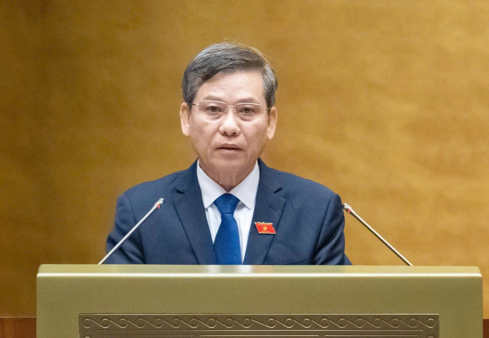 Chánh án Tòa án nhân dân tối cao Lê Minh Trí trình bày tờ trình dự án Luật sửa đổi, bổ sung một số điều của Luật Tổ chức Tòa án nhân dân, sáng 8-5. Ảnh: VIẾT CHUNG Chánh án Tòa án nhân dân tối cao Lê Minh Trí trình bày tờ trình dự án Luật sửa đổi, bổ sung một số điều của Luật Tổ chức Tòa án nhân dân, sáng 8-5. Ảnh VIẾT CHUNG.jpg