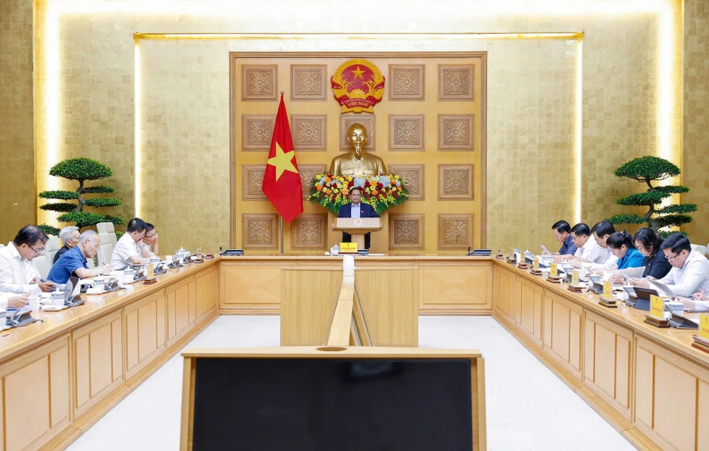 Thủ tướng Phạm Minh Chính chủ trì và phát biểu tại cuộc họp với Hội đồng Tư vấn chính sách, chiều 8-5. Ảnh: VIẾT CHUNG Phó Thủ tướng Nguyễn Chí Dũng.jpg