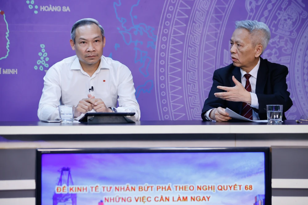TS Nguyễn Sĩ Dũng (phải) và ông Phan Đức Hiếu, đại biểu Quốc hội, chuyên gia kinh tế (trái) chia sẻ tại tọa đàm 1.jpg