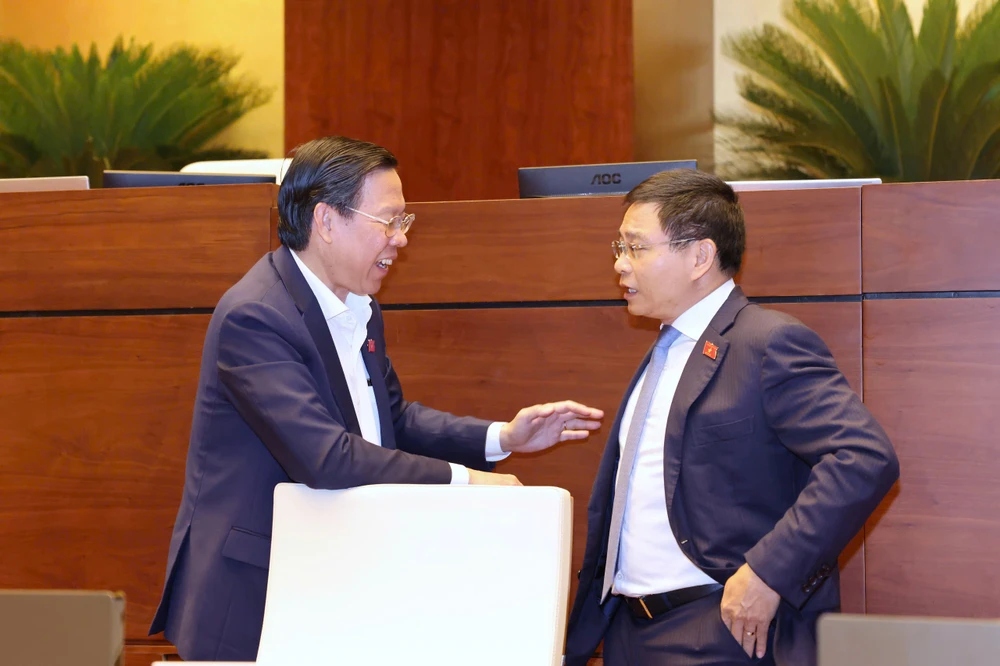 Chủ nhiệm Ủy ban Kinh tế và Tài chính của Quốc hội Phan Văn Mãi trao đổi với Bộ trưởng Bộ Tài chính Nguyễn Văn Thắng tại phiên thảo luận về dự thảo Luật Thuế tiêu thụ đặc biệt (sửa đổi), sáng 9-5. Ảnh: QUANG PHÚC 1.jpg