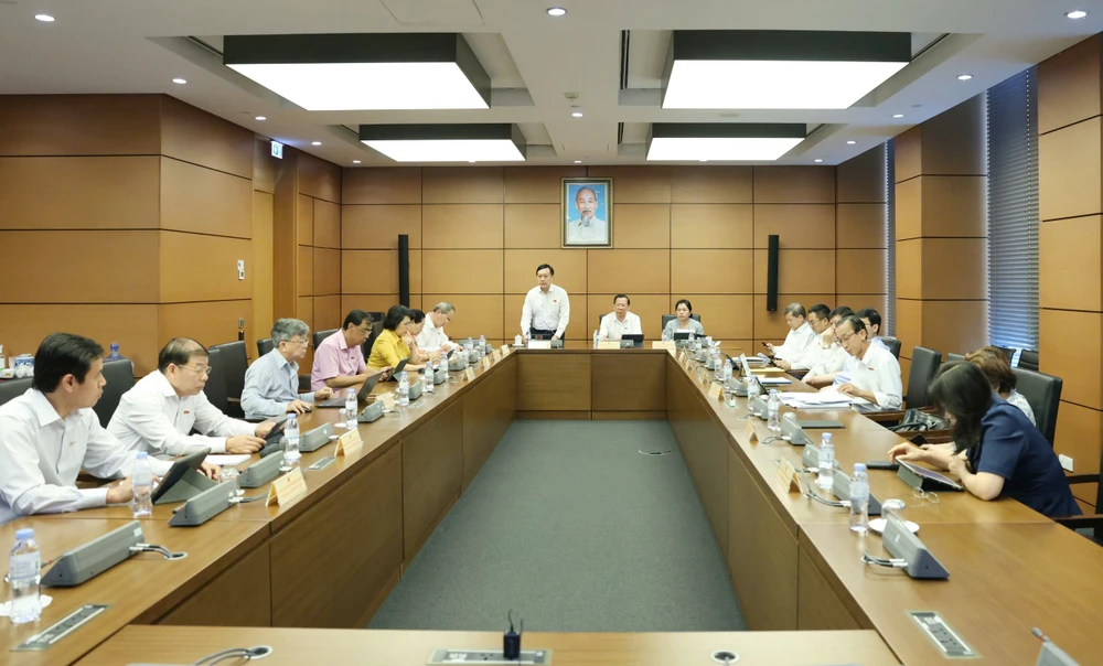 Đoàn đại biểu Quốc hội TPHCM thảo luận tại tổ, chiều 10-5. Ảnh QUANG PHÚC Đoàn đại biểu Quốc hội TPHCM thảo luận tại tổ, chiều 10-5. Ảnh QUANG PHÚC.jpg