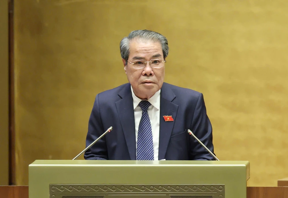 Chủ nhiệm Ủy ban Dân nguyện và Giám sát của Quốc hội Dương Thanh Bình trình bày báo cáo thẩm tra dự án Luật sửa đổi, bổ sung một số điều của Luật Bầu cử đại biểu Quốc hội và đại biểu HĐND, sáng 12-5. Ảnh: QUANG PHÚC Các đại biểu dự hịp Qh 12-5.jpg