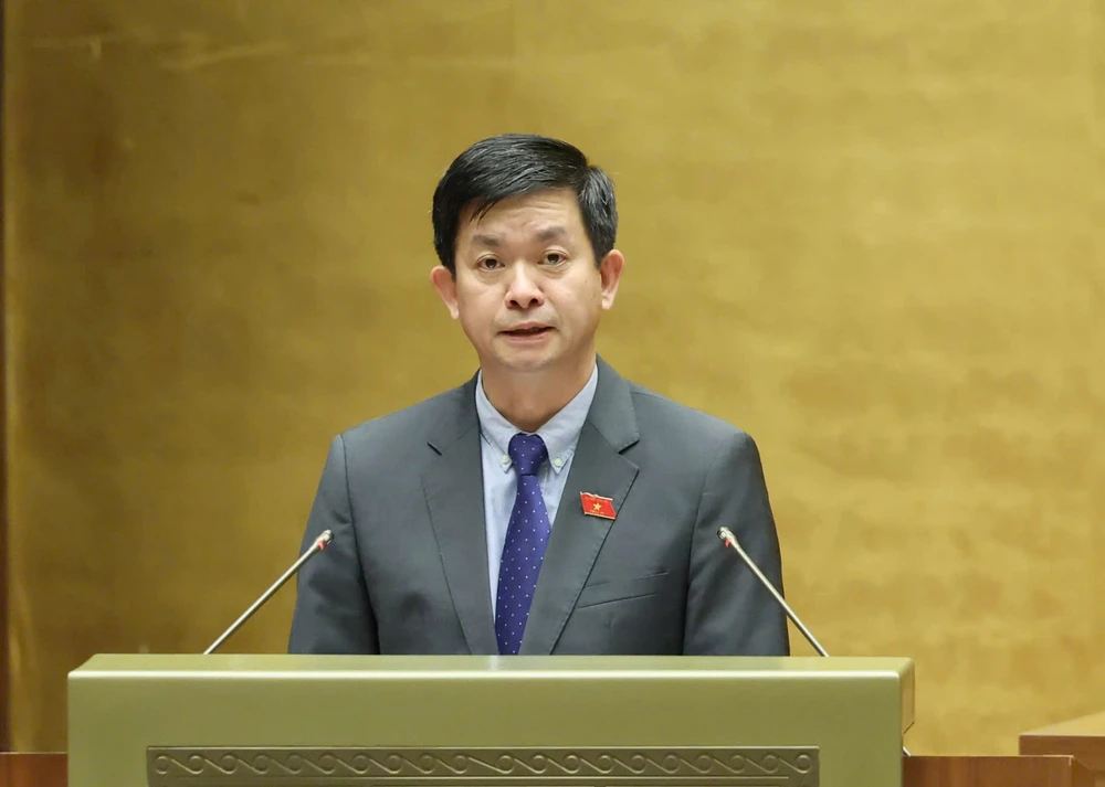 Tổng Thư ký Quốc hội, Chủ nhiệm Văn phòng Quốc hội Lê Quang Tùng trình bày tờ trình dự thảo Nghị quyết của Quốc hội sửa đổi, bổ sung một số điều của Nội quy kỳ họp Quốc hội. Ảnh: QUANG PHÚC 1.jpg