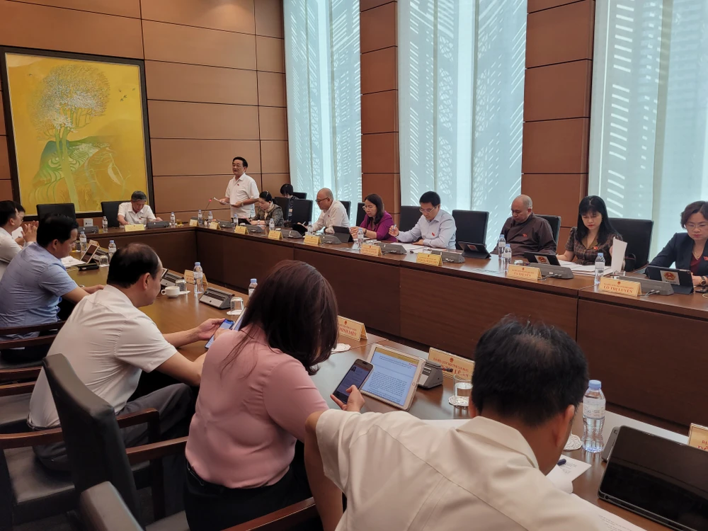Các đại biểu Quốc hội thảo luận tại tổ chiều 15-5. Ảnh: LÂM NGUYÊN 2.jpg