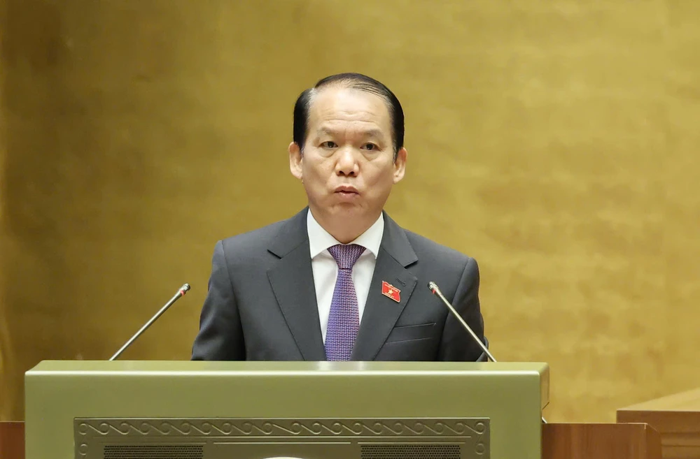 Chủ nhiệm Ủy ban Pháp luật và Tư pháp của Quốc hội Hoàng Thanh Tùng trình bày báo cáo thẩm tra dự án Luật sửa đổi, bổ sung một số điều của Luật Xử lý vi phạm hành chính, sáng 15-5. Ảnh QUANG PHÚC Chủ nhiệm Ủy ban Pháp luật và Tư pháp của Quốc hội Hoàng Thanh Tùng trình bày báo cáo thẩm tra dự án Luật sửa đổi, bổ sung một số điều của Luật Xử lý vi phạm hành chính, sáng 15-5. Ảnh QUANG PHÚC.jpg