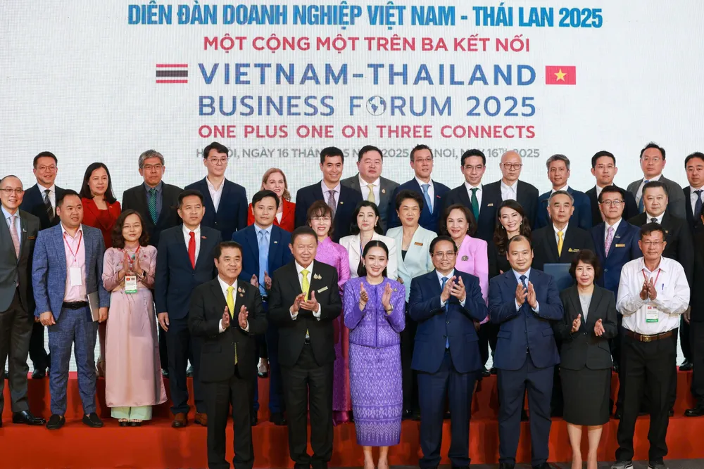 Thủ tướng Phạm Minh Chính và Thủ tướng Thái Lan Paetongtarn Shinawatra với doanh nghiệp hai nước. Ảnh: VIẾT CHUNG 1.jpg