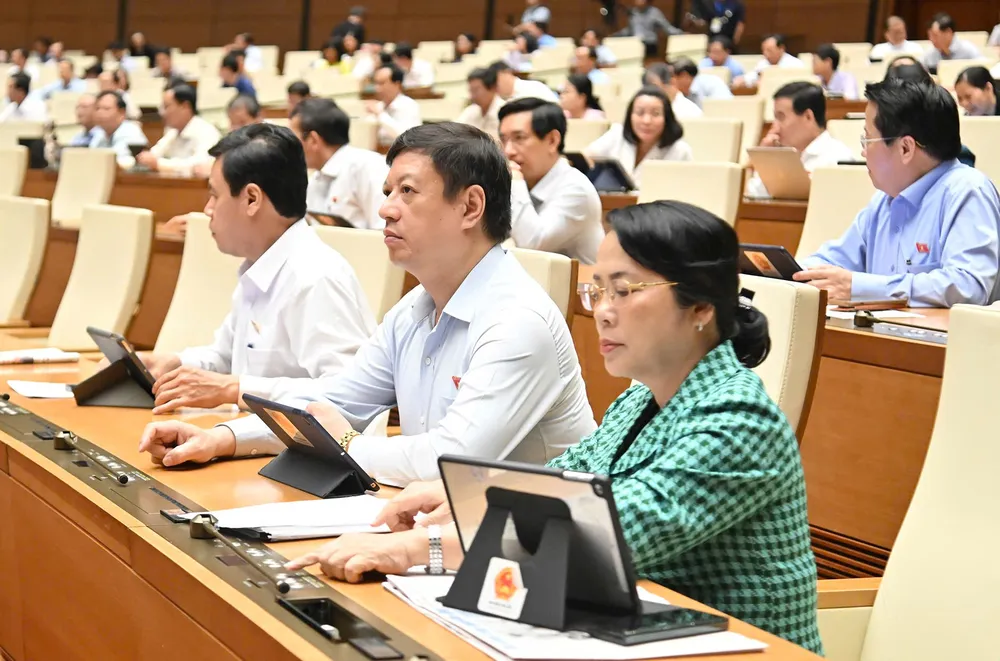 Đại biểu Quốc hội biểu quyết thông qua các nghị quyết. Ảnh: QUANG PHÚC 2.jpg