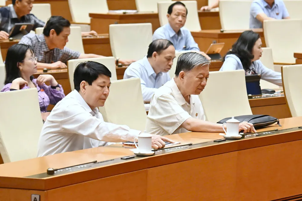 Đại biểu Quốc hội biểu quyết thông qua các nghị quyết. Ảnh: QUANG PHÚC Đại biểu Quốc hội biểu quyết thông qua các nghị quyết,.jpg