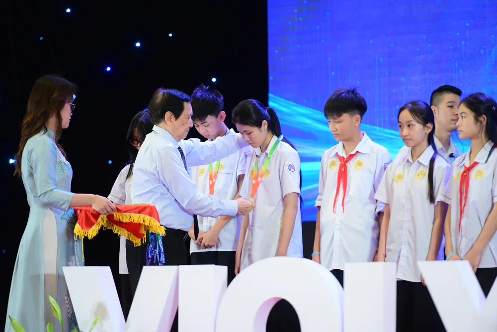 Trao giải cho các em học sinh giành giải Vàng Trao huy chương Vàng.JPG