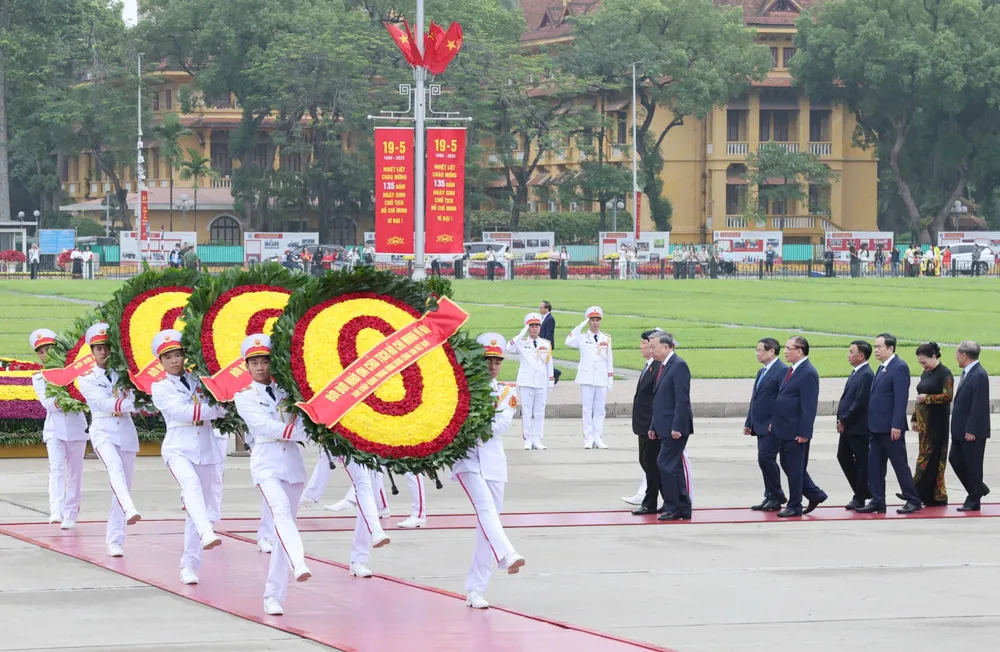 Lãnh đạo Đảng, Nhà nước vào Lăng viếng Chủ tịch Hồ Chí Minh. Ảnh: QUANG PHÚC 1.jpg