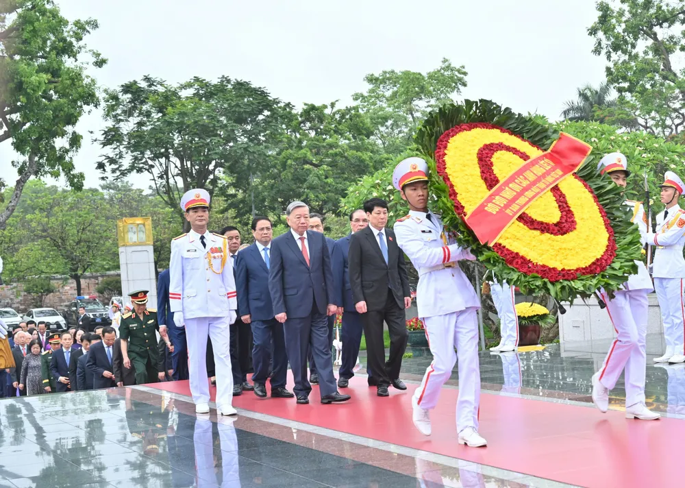 Lãnh đạo Đảng, Nhà nước đặt vòng hoa, dâng hương, tưởng niệm các Anh hùng liệt sĩ tại Đài tưởng niệm các Anh hùng liệt sĩ trên đường Bắc Sơn. Ảnh: QUANG PHÚC Đài liệt sĩ 2.jpg