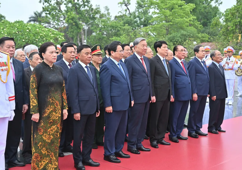 Lãnh đạo Đảng, Nhà nước tưởng niệm các Anh hùng liệt sĩ tại Đài tưởng niệm các Anh hùng liệt sĩ trên đường Bắc Sơn. Ảnh: QUANG PHÚC đài liệt sĩ.jpg