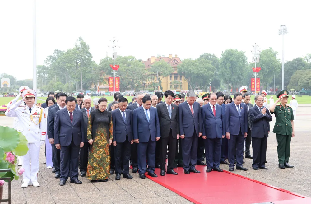 Lãnh đạo Đảng, Nhà nước vào Lăng viếng Chủ tịch Hồ Chí Minh. Ảnh: QUANG PHÚC vieng lang.jpg