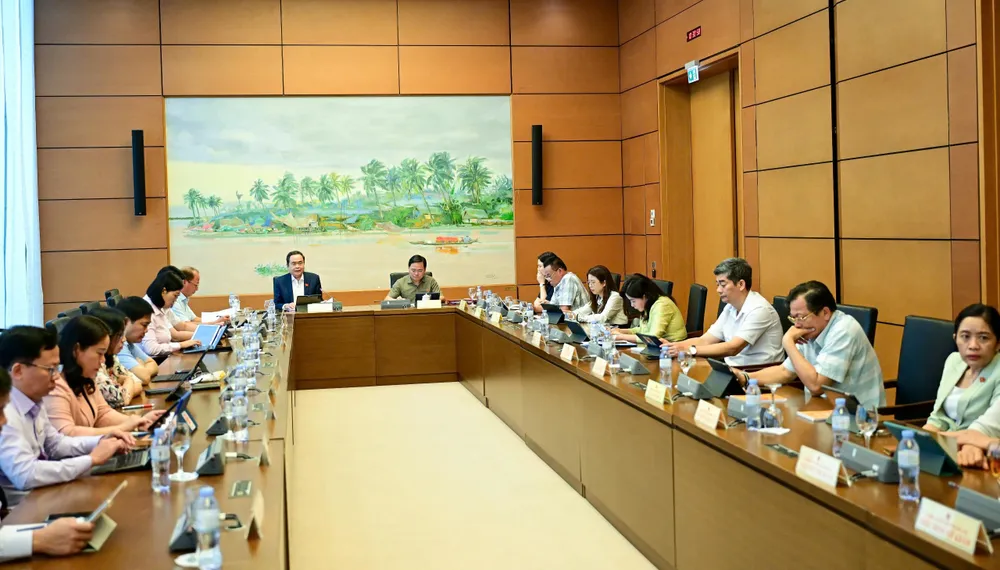 Các đại biểu thảo luận tại tổ. Ảnh: ĐỖ TRUNG 2.jpg
