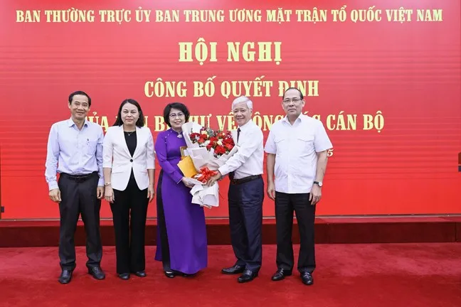 Lãnh đạo Ủy ban Trung ương MTTQ Việt Nam cùng các đại biểu tặng hoa chúc mừng đồng chí Tô Thị Bích Châu Ông Đỗ Văn Chiến, Ủy viên Bộ Chính trị, Bí thư Trung ương Đảng, Bí thư Đảng ủy MTTQ, các đoàn thể Trung ương, Chủ tịch UBTƯ MTTQ Việt Nam cùng các đại biểu tặng hoa chúc mừng bà Tô Thị Bích Châu.jpg