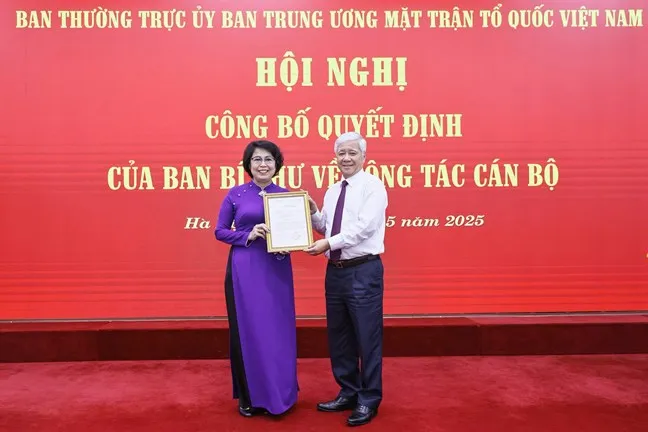 Đồng chí Đỗ Văn Chiến, Ủy viên Bộ Chính trị, Bí thư Trung ương Đảng, Bí thư Đảng ủy MTTQ, các đoàn thể Trung ương trao quyết định nghỉ hưu trước tuổi cho đồng chí Tô Thị Bích Châu Ông Đỗ Văn Chiến, Ủy viên Bộ Chính trị, Bí thư Trung ương Đảng, Bí thư Đảng ủy MTTQ, các đoàn thể Trung ương, Chủ tịch UBTƯ MTTQ Việt Nam trao Quyết định nghỉ hưu trước tuổi cho bà Tô Thị Bích Châu.jpg