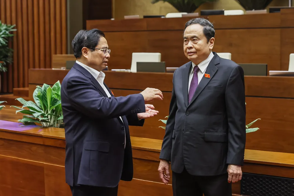 Thủ tướng Phạm Minh Chính trao đổi với Chủ tịch Quốc hội Trần Thanh Mẫn bên lề phiên họp sáng 24-5. Ảnh: VIẾT CHUNG 1.jpg