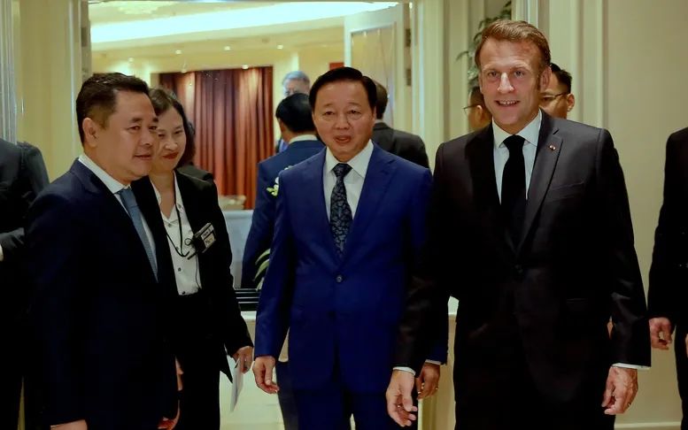 Phó Thủ tướng Trần Hồng Hà và Tổng thống Pháp Emmanuel Macron (bìa phải) Pho Thu tuong CP Tran Hong Ha 01.jpg
