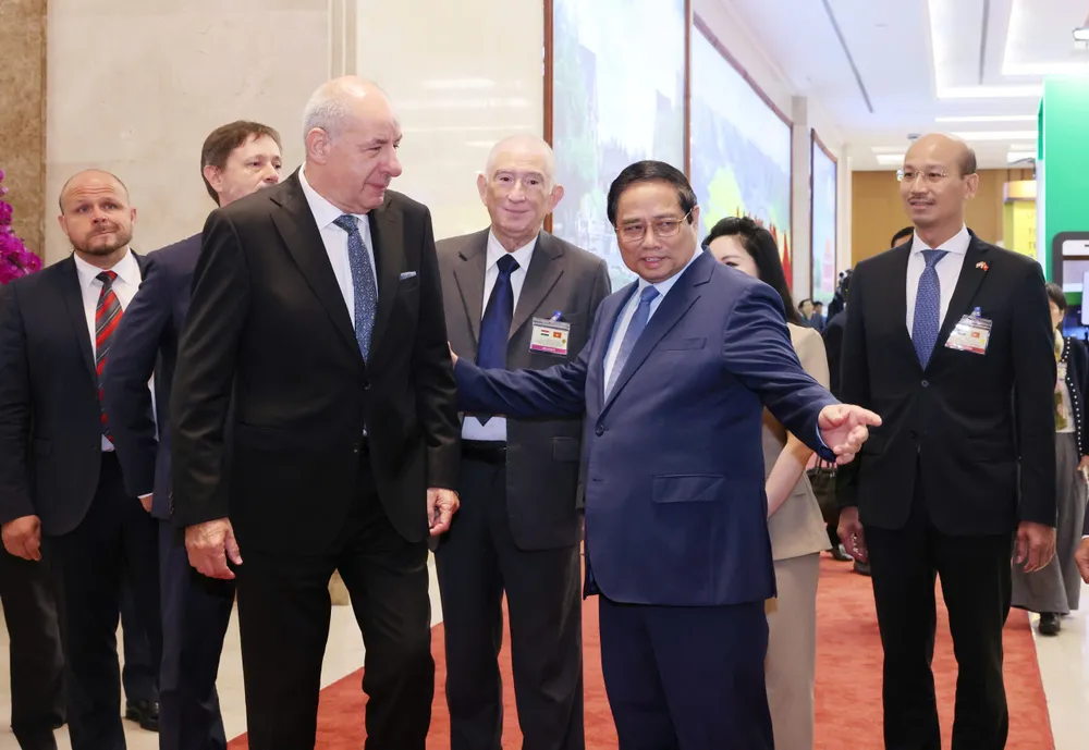 Thủ tướng Phạm Minh Chính cùng Tổng thống Hungary Sulyok Tamás và các đại biểu. Ảnh: QUANG PHÚC 8.jpg