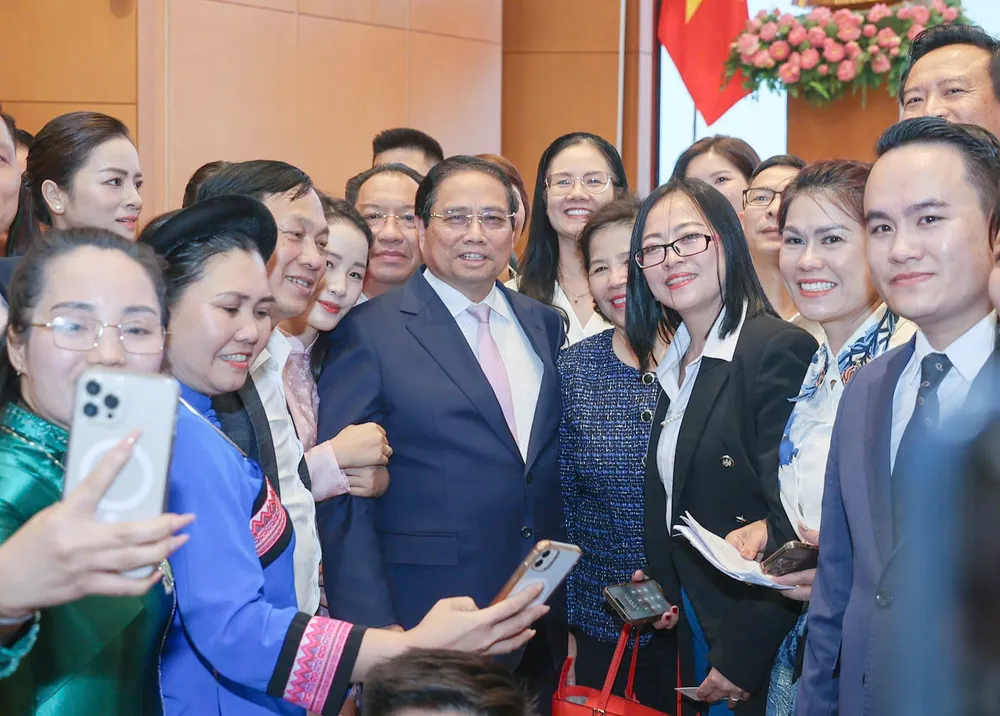 Thủ tướng cùng các doanh nhân. Ảnh: VIẾT CHUNG 2.jpg