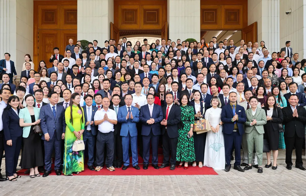 Thủ tướng chụp ảnh lưu niệm cùng các doanh nhân. Ảnh: VIẾT CHUNG 3.jpg
