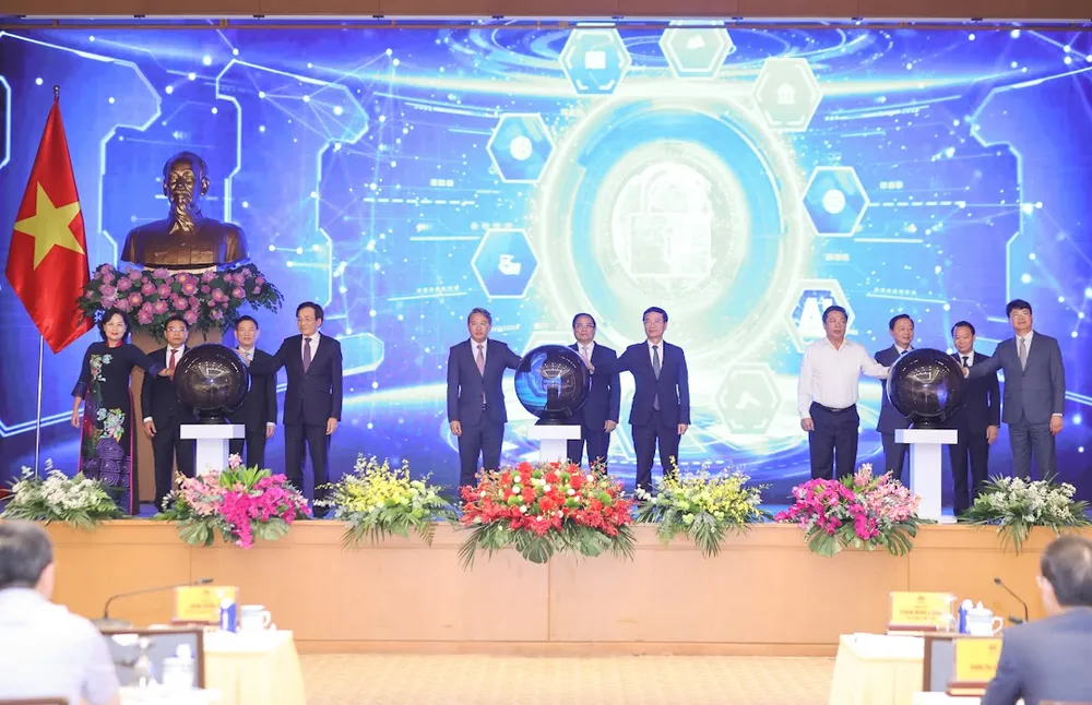 Thủ tướng Phạm Minh Chính cùng các đại biểu thực hiện nghi thức bấm nút khai trương Cổng Pháp luật quốc gia. Ảnh: VIẾT CHUNG