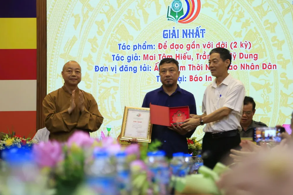 Trao giải cho nhóm tác giả đoạt giải Nhất thể loại báo in. Ảnh: HÀ NGUYỄN 1.jpg